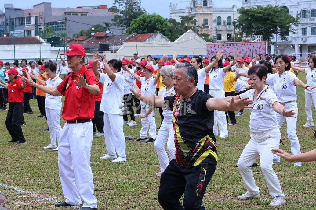 （供上网）“气功昌明团结操”首次举办获760人参与，罗白广场场面壮观浩大