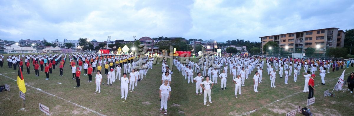 （供上网）“气功昌明团结操”首次举办获760人参与，罗白广场场面壮观浩大