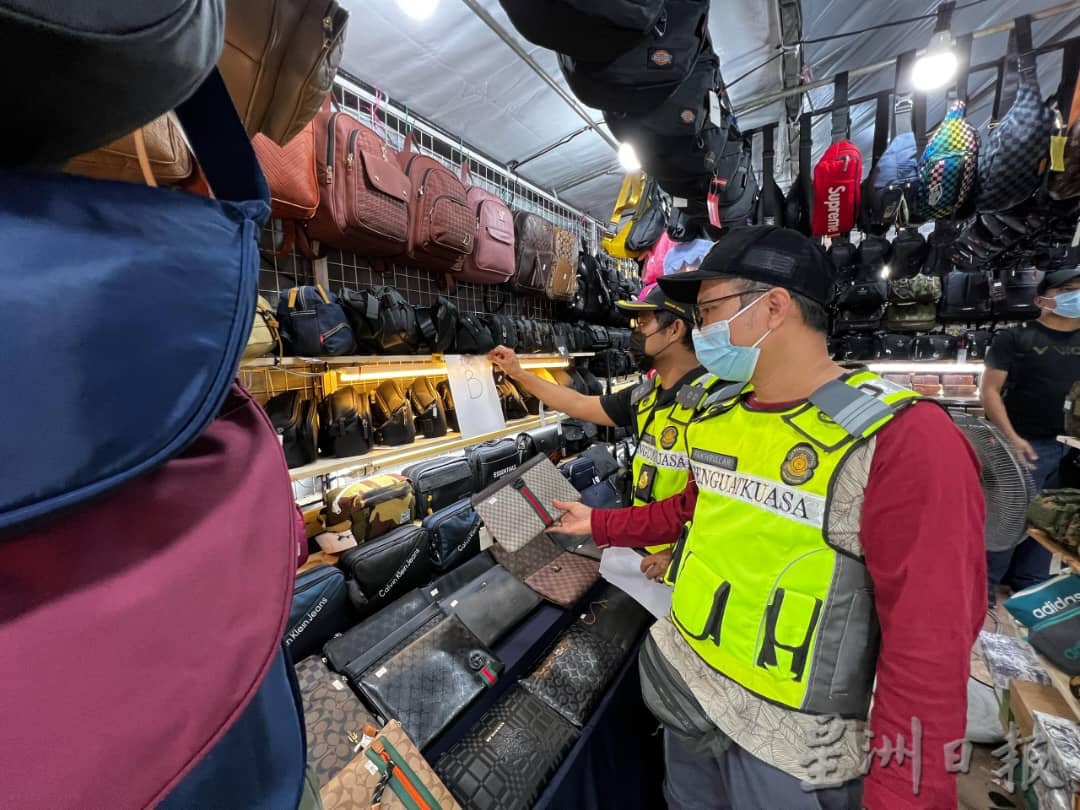 （供上网）斋戒月市集卖仿冒品摊位涌现，森国内贸易及生活费局取缔4000多件仿冒品