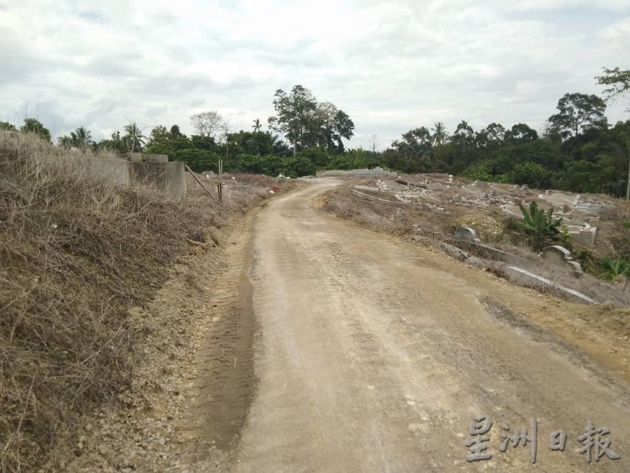 （供上网）/清明扫墓季节将至，热心村民赵亚木出动泥机助推阔弄边义山道路