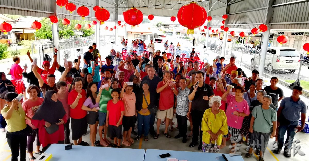 （供上网）芙蓉国会议员服务中心分派147副眼镜