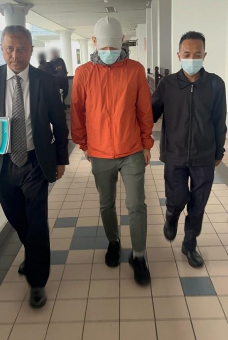 男子涉嫌贪污被控