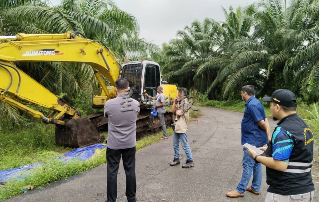 （共上网）逾百只病死猪越州弃河道，森卫生局联合多单位展开清河及消毒行动