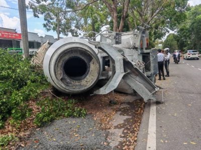 混凝土搅拌车爆胎  失控侧翻压轿车