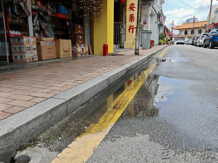 （古城版）疑地下水管漏水导致地陷，地陷处积水车子经过喷溅污水进店