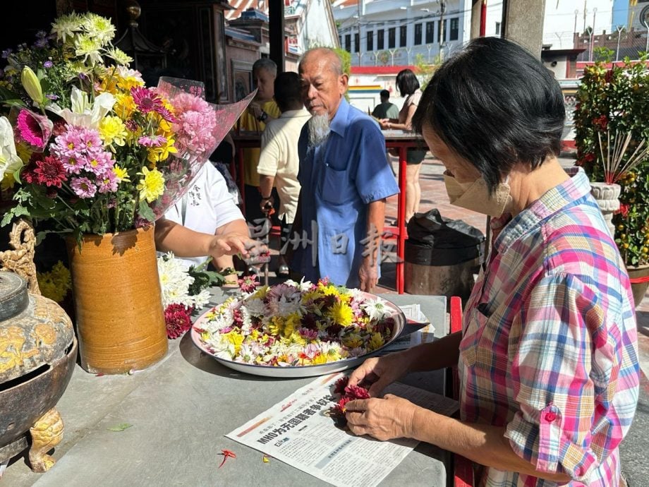 （古城版）观音诞善信涌入青云亭上香 义工派粥及把食物送弱势群体