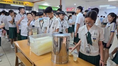 忧培中师生淋雨生病   食堂阿姨熬姜汤驱寒