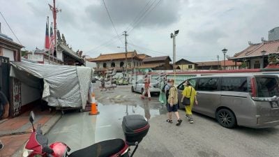 视频| 观音亭街沟渠阻塞   污水满溢 路面湿滑