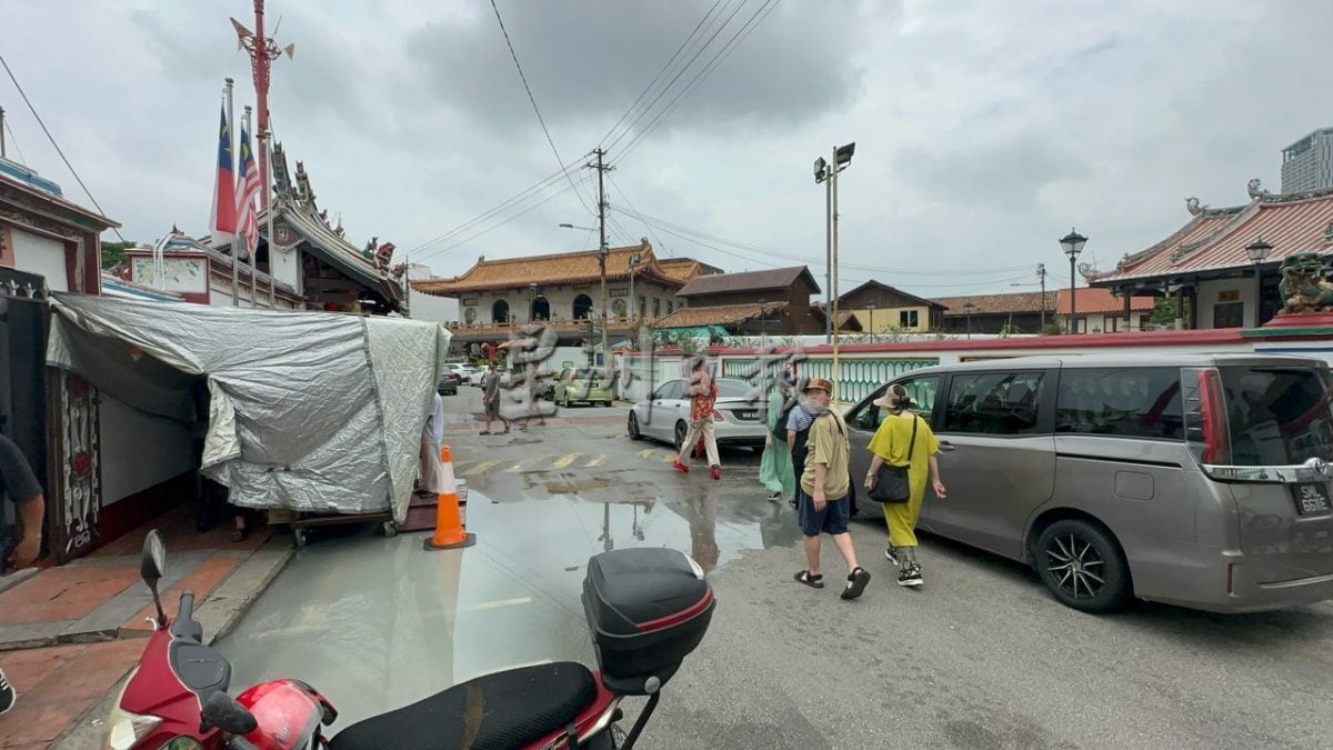 （古城第四版主文）观音亭街沟渠阻塞 污水满溢至路面造成不便