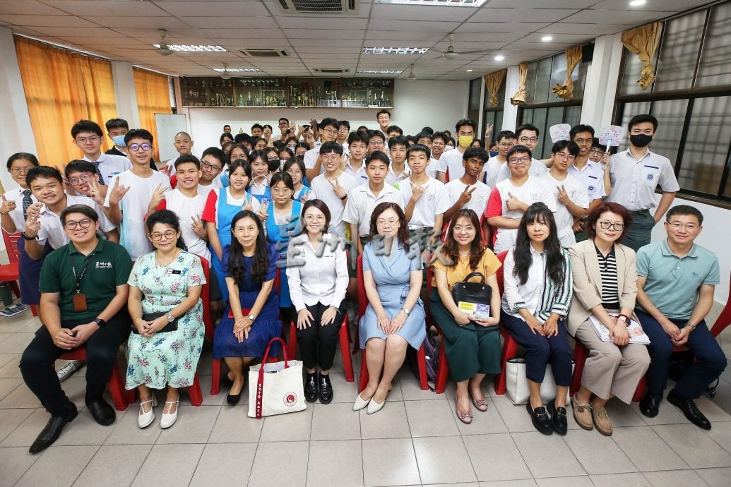 （大北马）学海活动：陈汇萍赞助《学海》及成都理工大学到访中华中学