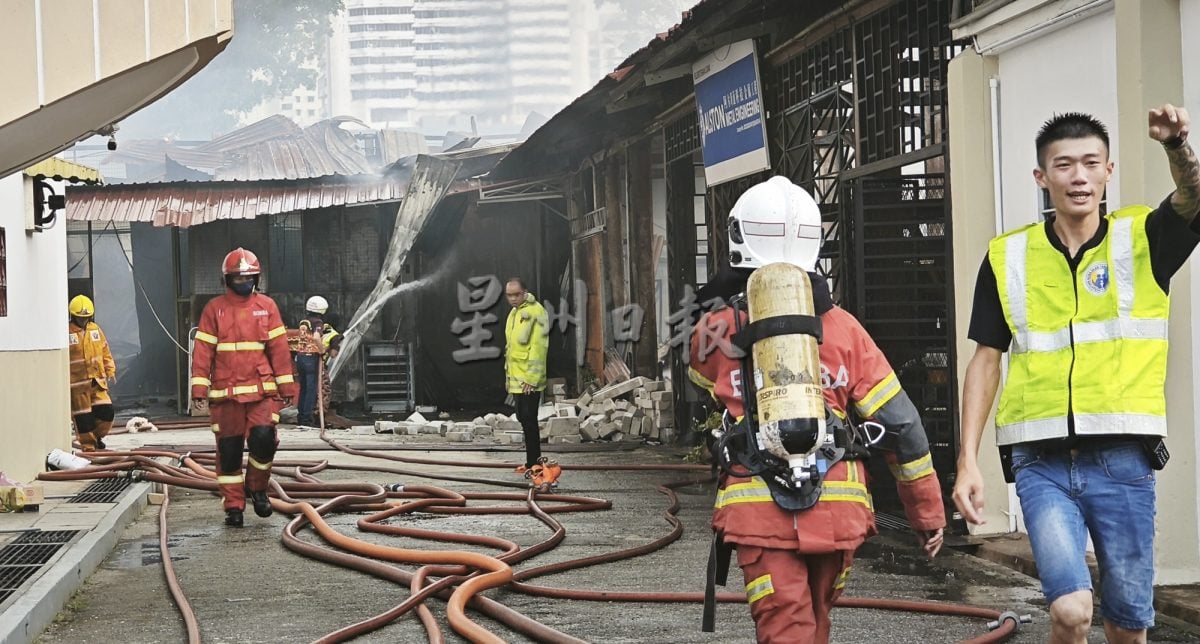 （大北马）小型工厂大火墙壁坍塌，2消拯员受伤1人脚骨折