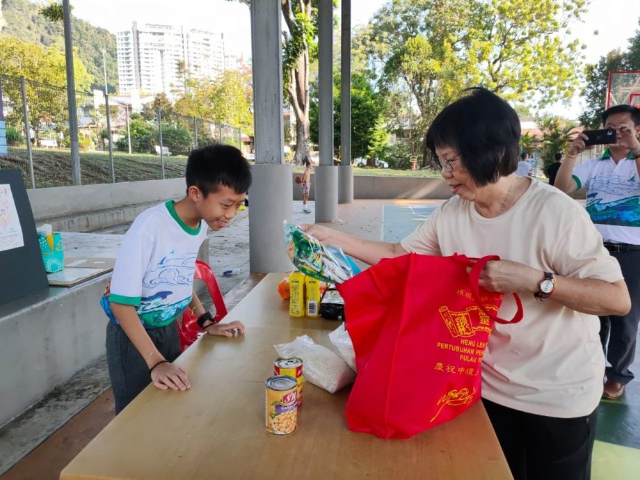 （大北马）小学生发起“零浪费食物运动，募集食品捐助给需要的人。