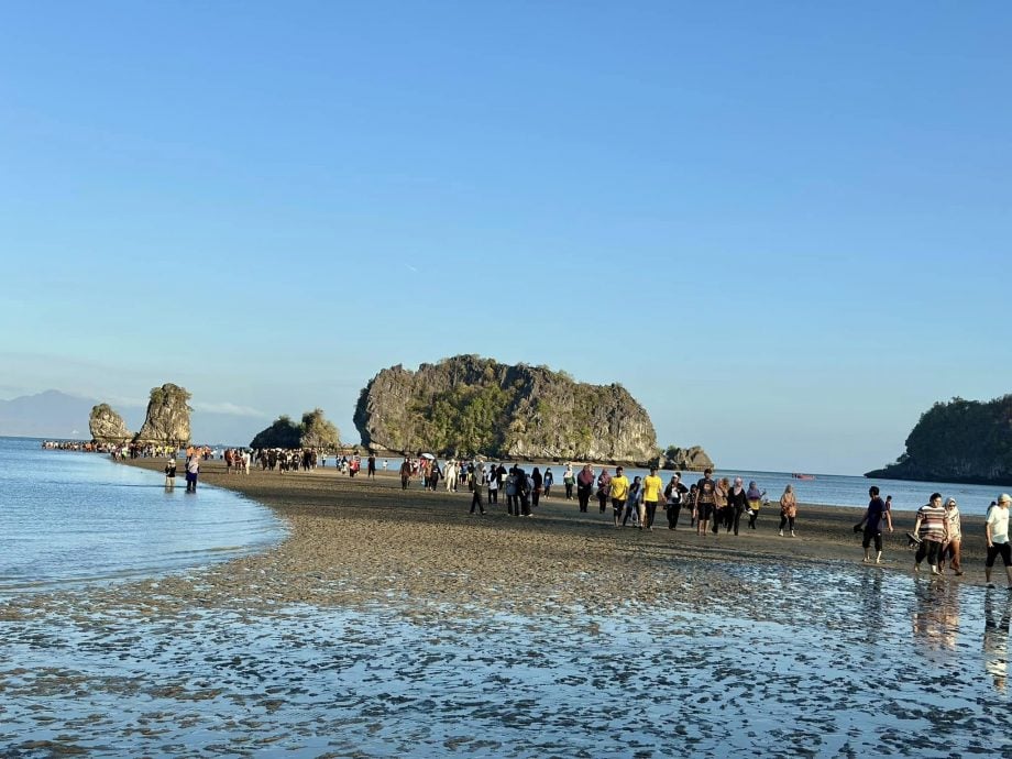 (大北马)浮罗交怡丹绒鲁海边一年一次的“海路”奇景,吸引约3500名民众在海路上漫步到对面小岛,全程约600公尺。