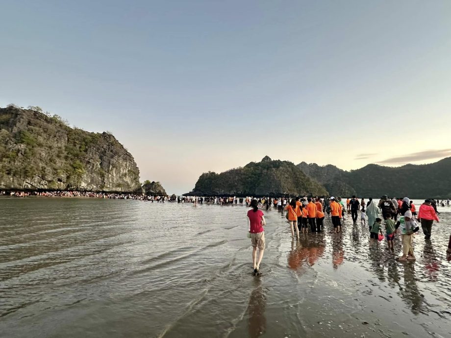 (大北马)浮罗交怡丹绒鲁海边一年一次的“海路”奇景,吸引约3500名民众在海路上漫步到对面小岛,全程约600公尺。