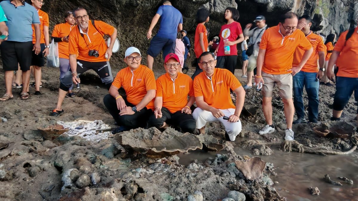(大北马)浮罗交怡丹绒鲁海边一年一次的“海路”奇景,吸引约3500名民众在海路上漫步到对面小岛,全程约600公尺。