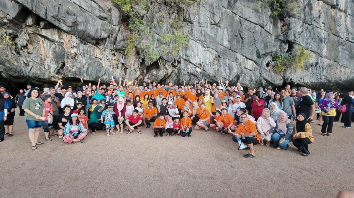 (大北马)浮罗交怡丹绒鲁海边一年一次的“海路”奇景,吸引约3500名民众在海路上漫步到对面小岛,全程约600公尺。