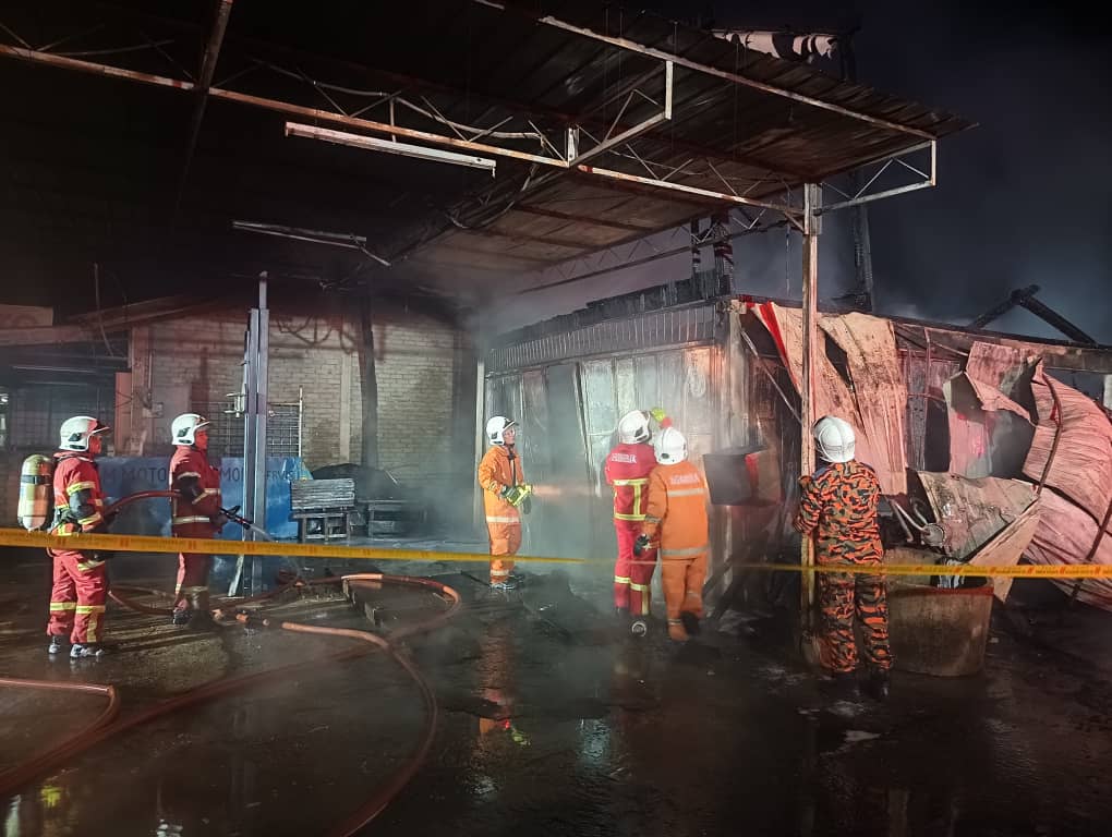 (大北马)火烧轮胎店波及摩托店烧毁13辆摩托车