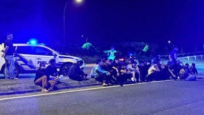 视频| 40摩托车押回警局  玻交警“撒网”捉飙车族