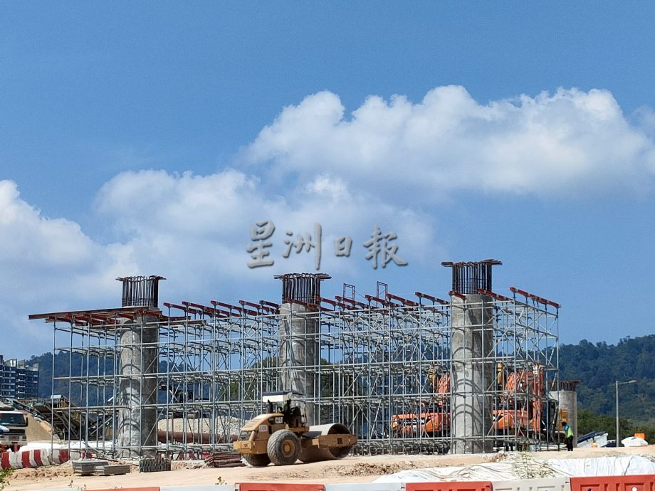 (大北马)苏丹阿兹兰沙路高架横梁安置 第二配套工程达73%