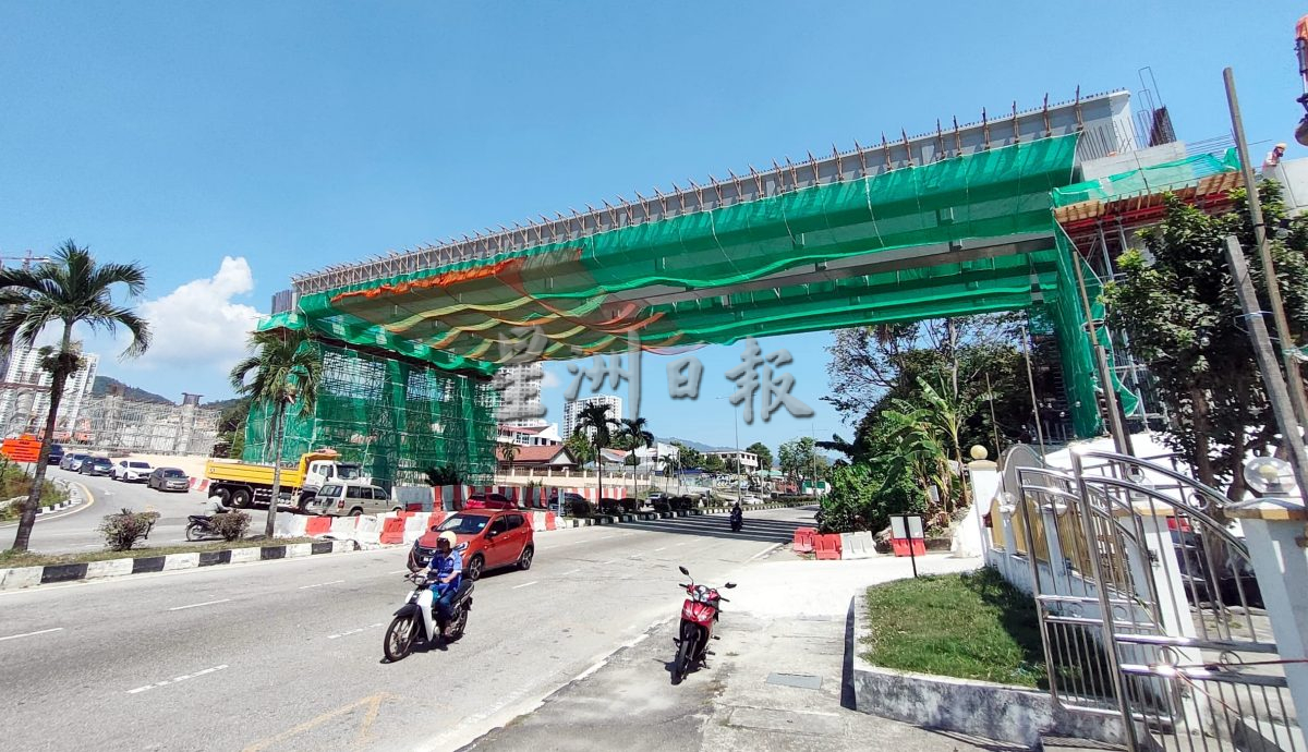 (大北马)苏丹阿兹兰沙路高架横梁安置 第二配套工程达73%