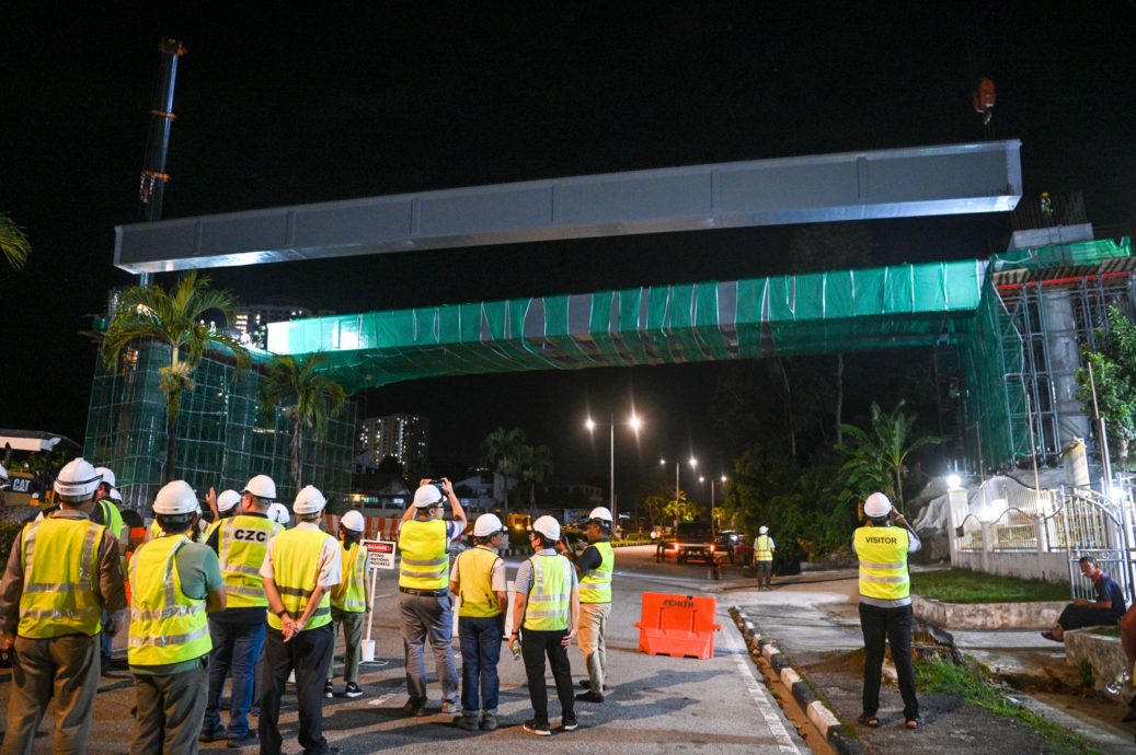 (大北马)苏丹阿兹兰沙路高架横梁安置 第二配套工程达73%