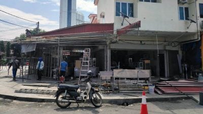 非法扩建占用停车位   威省市厅拆5店屋遮棚