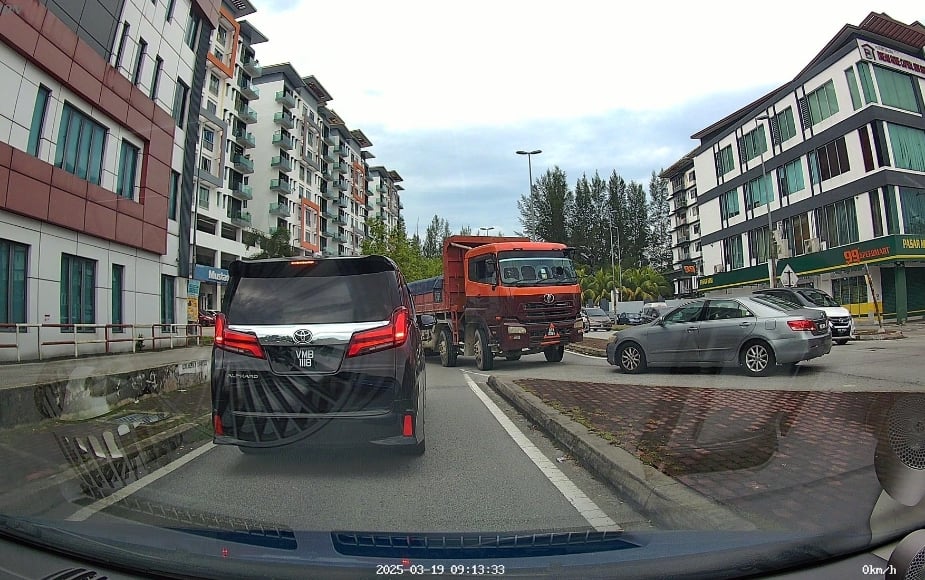 （已签发）大都会／重型罗里逆向行驶“大欺小”，载有妇嬬轿车被迫退让／1图