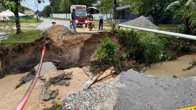 双溪地南路桥被冲断   地南富贵山庄一带惨变孤岛