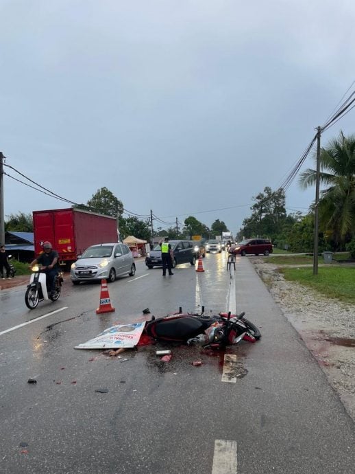 （已签发）柔：大雨中刮擦翻覆遭多车碾压   华裔摩托车骑士当场亡