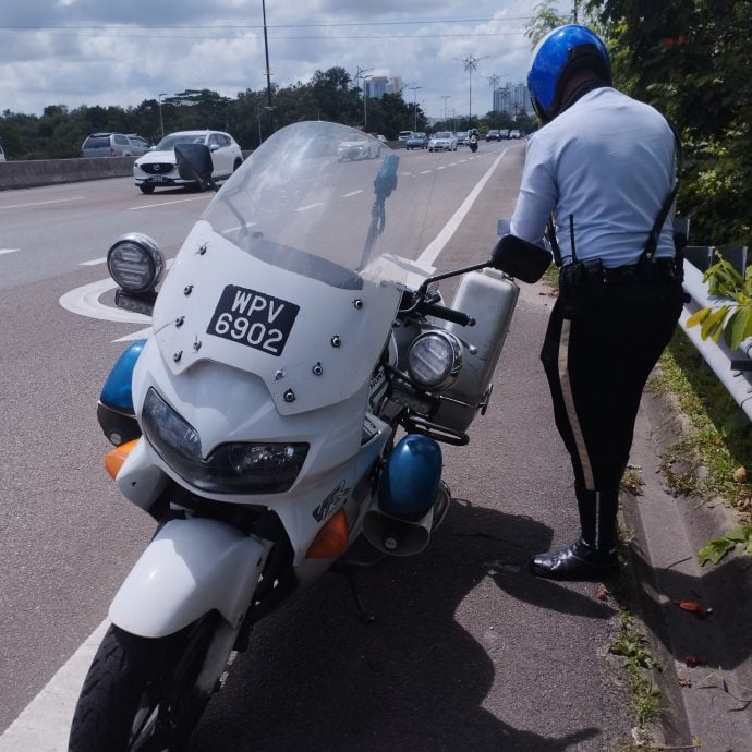 交警助民换轮胎   暖心举动赢赞赏