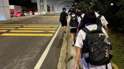 新山宽中约200学生受水困   午夜前才陆续返家