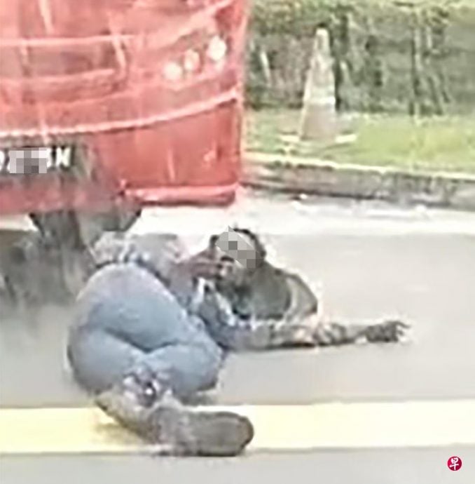 (已签发)柔:狮城二三事:摩托车骑士车祸飞跌 躺路上拍现场证据