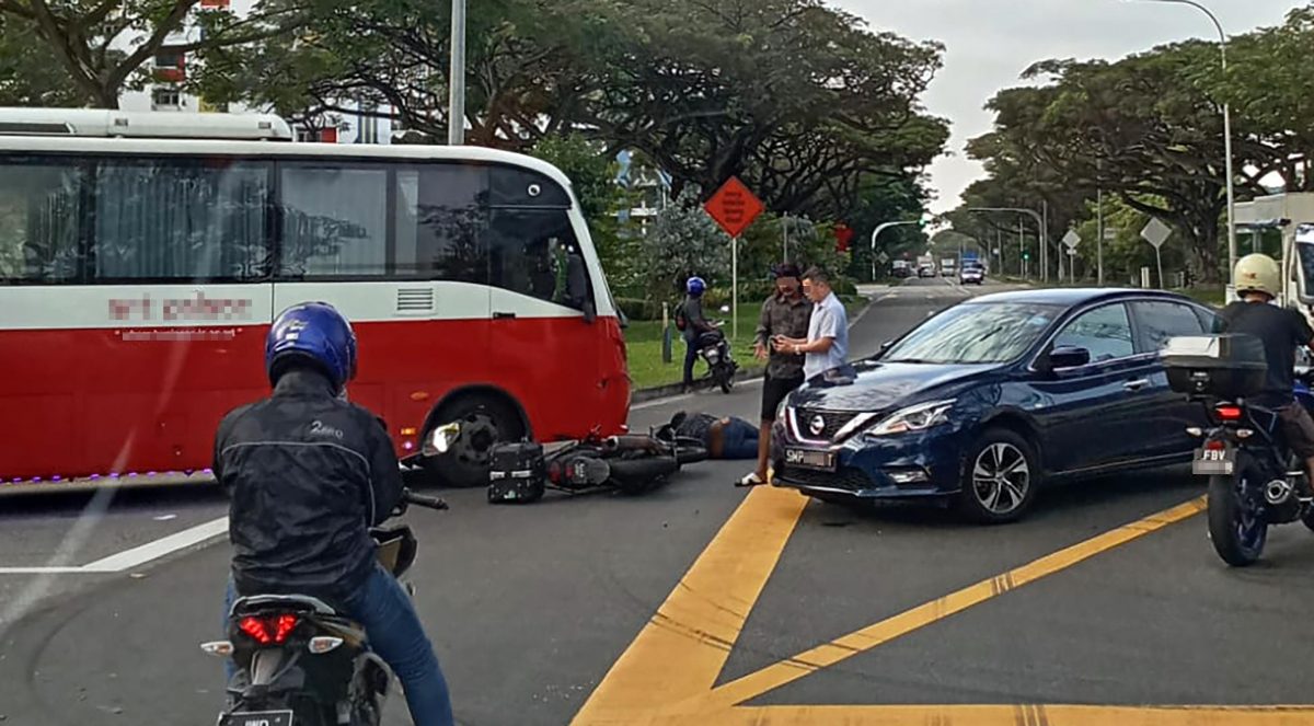 (已签发)柔:狮城二三事:摩托车骑士车祸飞跌 躺路上拍现场证据