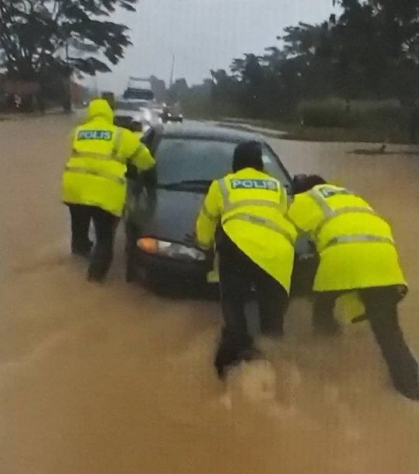 （已签发）柔：车子水中抛锚   3警合力推车至安全地带