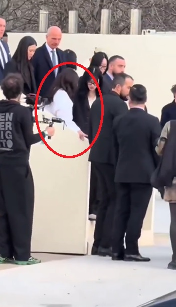 Jisoo受伤了? 瘸下楼梯画面全曝光