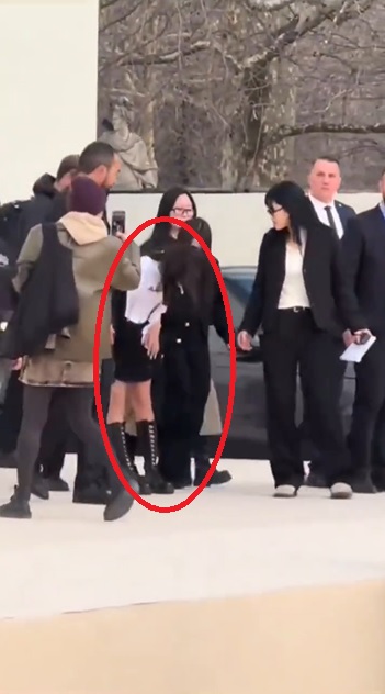 Jisoo受伤了? 瘸下楼梯画面全曝光