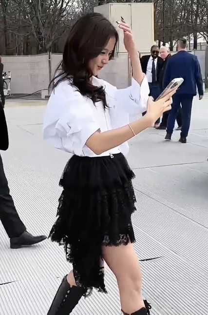 Jisoo受伤了? 瘸下楼梯画面全曝光