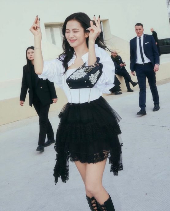 Jisoo受伤了? 瘸下楼梯画面全曝光