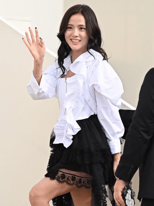 Jisoo受伤了? 瘸下楼梯画面全曝光