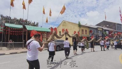 运抵凤山寺对面龙门台  香火龙香火炉就绪