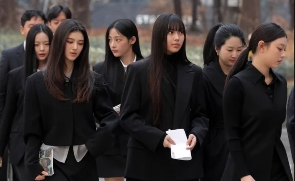 NewJeans一身黑现身庭审 2成员泪崩求法官理解