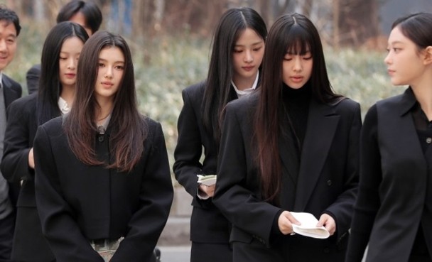 NewJeans一身黑现身庭审 2成员泪崩求法官理解