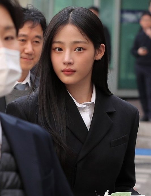 NewJeans一身黑现身庭审 2成员泪崩求法官理解