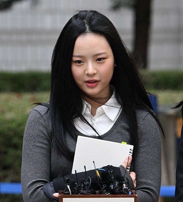 NewJeans一身黑现身庭审 2成员泪崩求法官理解