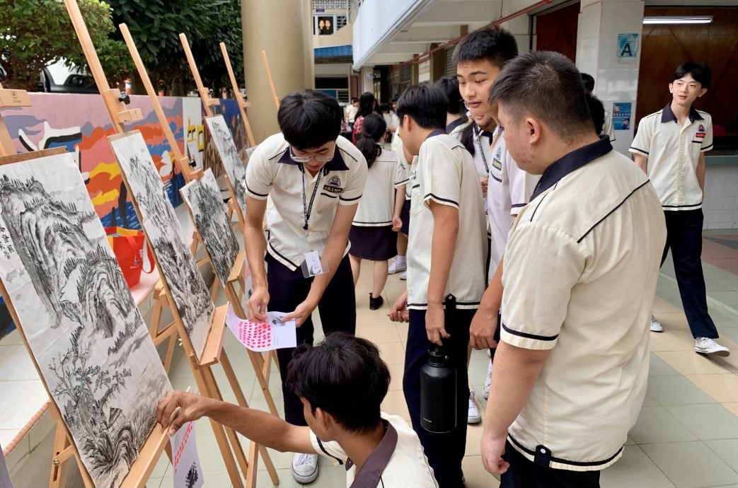 ns波德申：“快闪展览”让波中校园的艺术氛围迅速提升