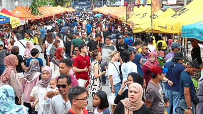 Ramadan bazaars pull in the crowds in Malaysia