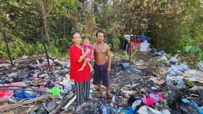 住宅区后搭陋棚.父母携1岁女捡破烂