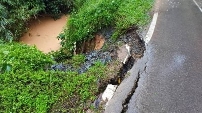 连夜豪雨致乡路土崩