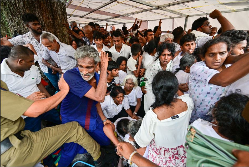 10公里人龙争睹佛牙舍利 斯里兰卡300人不适送医1死