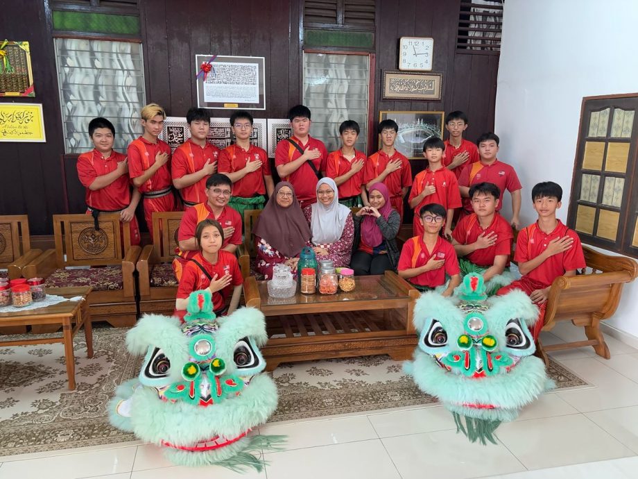 13日刊《我们》文2/2：走入马来甘榜“拜年” 巴口关圣宫龙狮团促进文化交流